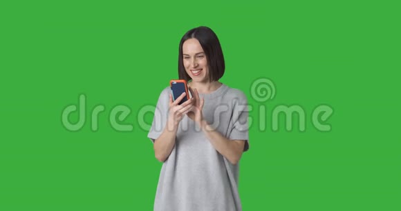 女人用智能手机做视频聊天视频的预览图