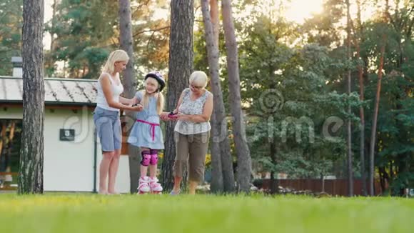 妈妈和奶奶被教导要溜冰一个6岁的女孩用手支撑她概念第一次成功视频的预览图