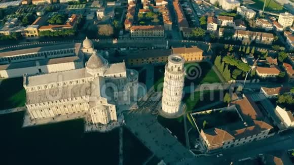 傍晚鸟瞰著名的比萨斜塔和大教堂意大利托斯卡纳视频的预览图