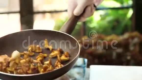 在慢模里煎锅视频的预览图