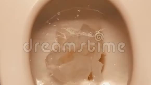 一个用纸盖住视野的陶瓷白碗马桶视频的预览图