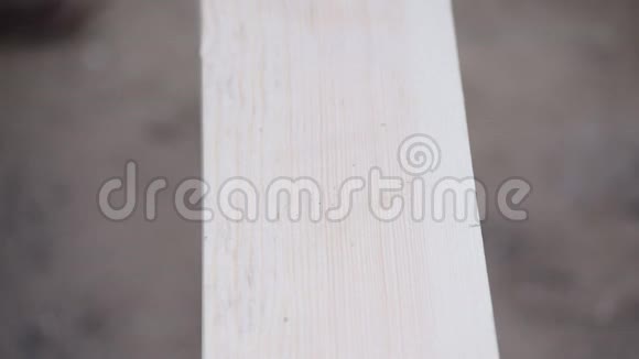 木模板是用来用铅笔标出木梁的视频的预览图