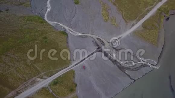 冰岛冰川河流和道路的鸟瞰图视频的预览图