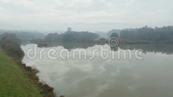 秋天一个雾蒙蒙的早晨斯洛文尼亚乡村美丽的倒影湖的全景视频的预览图