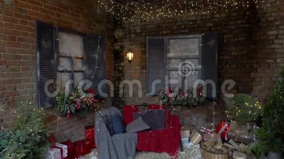 新年和魔法装饰的外部圣诞树许多礼物和节日灯和花环外面的房子视频的预览图