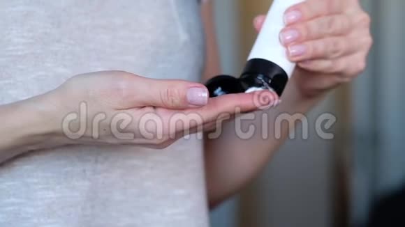 手部皮肤护理特写女性双手涂抹奶油乳液美容和身体护理概念视频的预览图