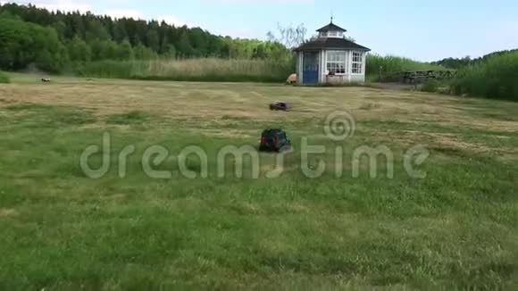 夏天几辆无线电控制的玩具汽车在草坪上行驶霍比斯概念视频的预览图
