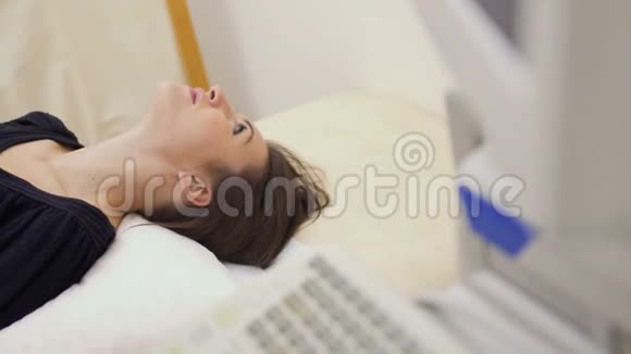 妇女在临床做咽喉超声检查视频的预览图