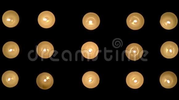 十五支蜡烛在黑色背景上燃烧的录像视频的预览图