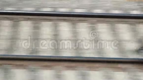 火车运行过程中铁轨和枕木闪烁从城市快车到铁路的侧视视频的预览图