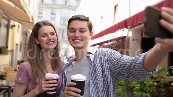 情侣在电话里拍照在街上喝咖啡视频的预览图