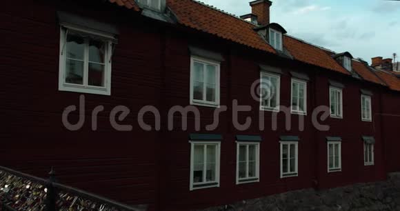 一张瑞典古典红房子在中央VA斯特A的全景照片视频的预览图