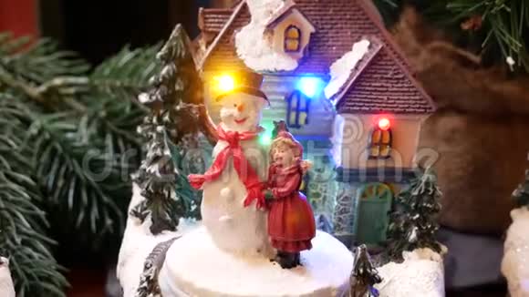 迷你圣诞装饰的房子与舞蹈娃娃和雪人视频的预览图
