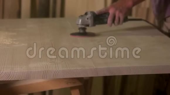 车间男木工打磨木材视频的预览图