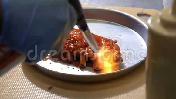 烧烤酱处理排骨视频的预览图