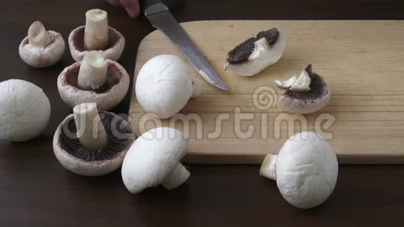 削皮和白菇视频的预览图