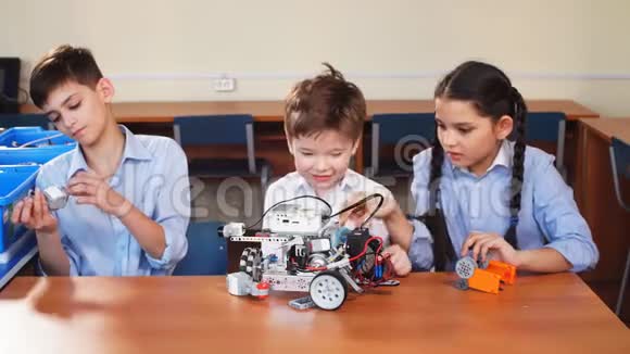 孩子们在参观机器人展览时玩电子机器人视频的预览图