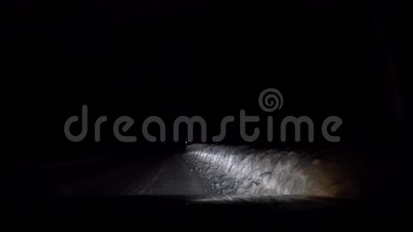 在大雪纷飞的冬季道路上停放汽车并打开右转信号视频的预览图