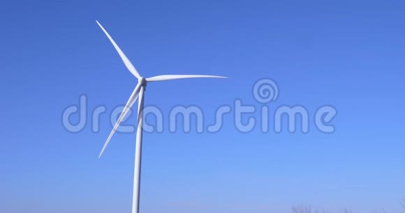 风力发电机在慢运动的天空背景下旋转并产生清洁可持续的能源视频的预览图