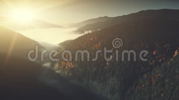雄伟壮观的山坡表面雾霾空中景色视频的预览图