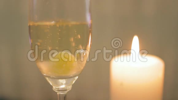 带葡萄的香槟浪漫的晚餐视频的预览图