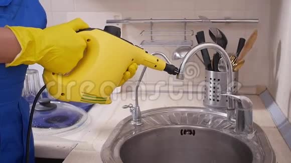 房屋清洁概念男士清洁厨房用蒸汽清洁剂视频的预览图