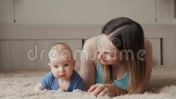 充满爱意的家庭年轻的母亲正在卧室里和她的女婴玩耍妈妈和孩子在床上玩得很开心视频的预览图