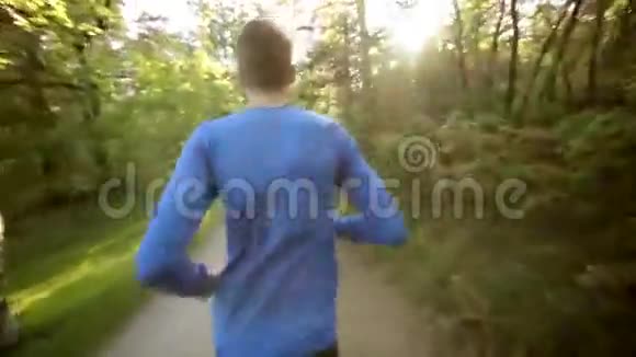 在森林里奔跑的人视频的预览图
