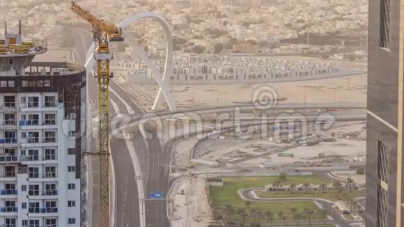 卡塔尔多哈日落前摩天大楼和带桥的公路视频的预览图