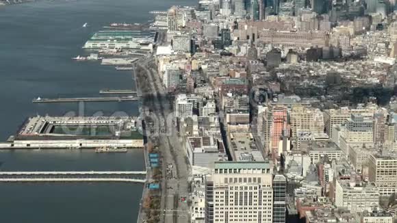 纽约市曼哈顿从曼哈顿西部和哈德逊河的鸟瞰图视频的预览图