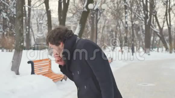 可爱的人打喷嚏在公园里用鼻子喷视频的预览图
