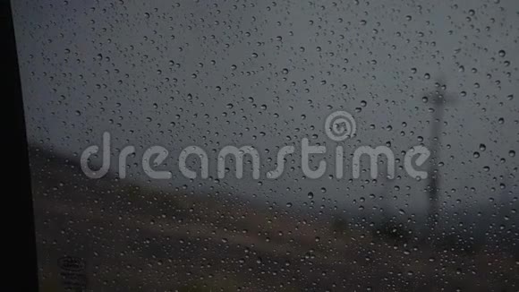 雨滴在窗户上背景是山视频的预览图