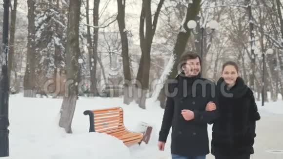 在冬天公园一个年轻的女人对着打喷嚏的男人打鼻子视频的预览图