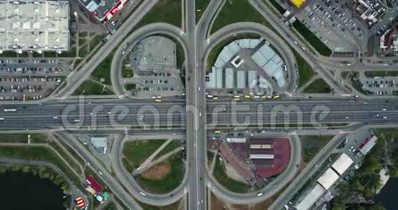 无人机的空中录像地铁波兹尼亚基高速公路和带有汽车和卡车的立交桥区域的道路交叉口视频的预览图