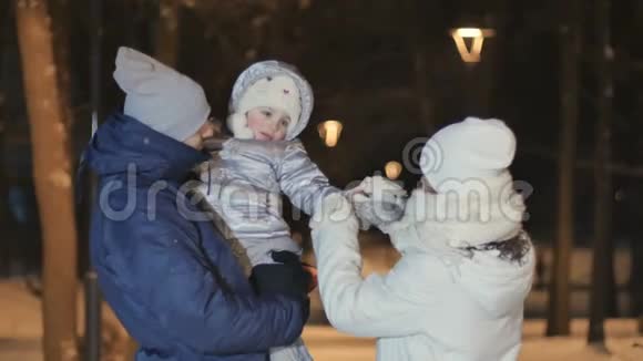 在冬天的公园里妈妈把手套放在小女儿手上视频的预览图