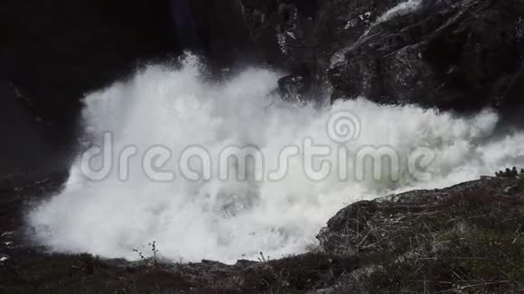 挪威胡萨伦谷的快速惊人瀑布夏日时光NyastAlsossen视频的预览图