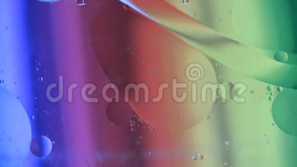 由油水和肥皂制成的彩色抽象背景图视频的预览图