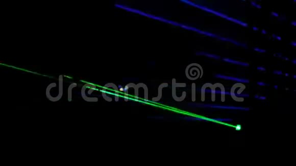 不同颜色的光线在黑暗的背景下抽象地闪光激光表演视频的预览图