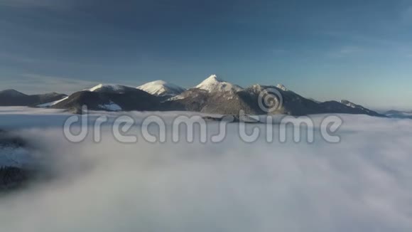 在冬山雾蒙蒙的云层之上飞行超逾期视频的预览图