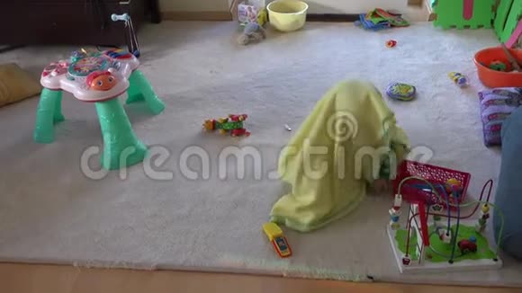 小宝宝在房间里玩包装快乐的童年游戏4K视频的预览图