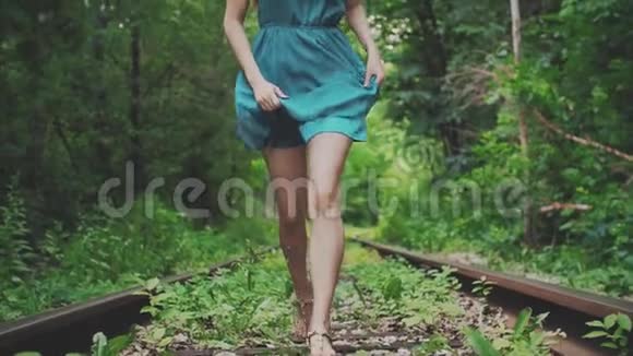 害怕的女孩在木路上逃跑铁路视频的预览图