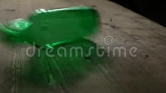 空瓶木桌高清镜头视频的预览图