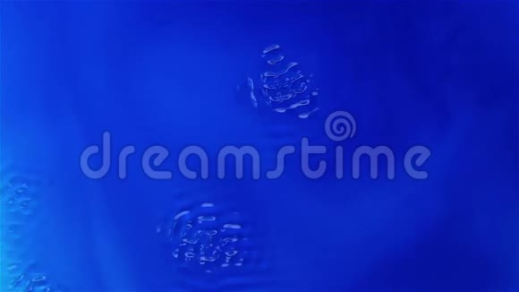 超声波影响下的水的物理实验蓝色背景慢动作视频的预览图