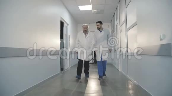 在医院行走的医生和4K医生视频的预览图