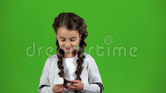 孩子笑得很开心绿色屏幕慢动作视频的预览图