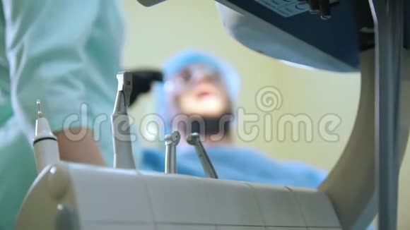 牙科办公室的医生和病人治疗程序医疗器械和前景的演习视频的预览图