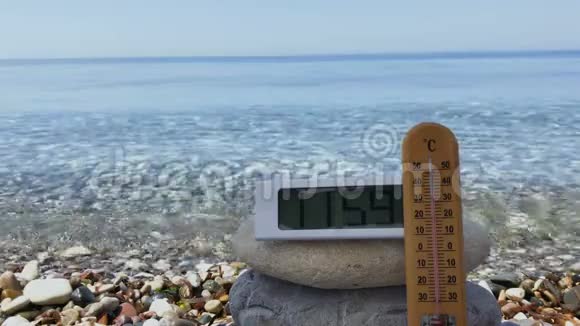 温度计显示海洋附近正午的空气温度视频的预览图
