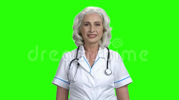 绿色屏幕上漂亮的医生女人视频的预览图