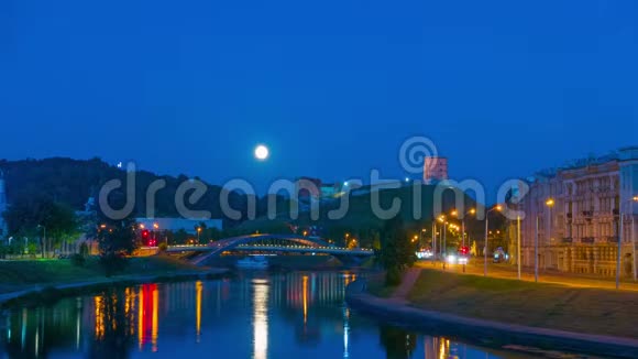 维尔纽斯之夜盖迪米纳斯塔尼利斯河和升起的月亮时间流逝视频的预览图