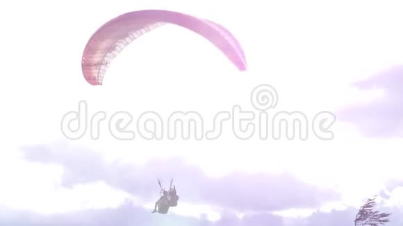 厄瓜多尔巡回演出活动中的串联滑翔伞人气视频的预览图